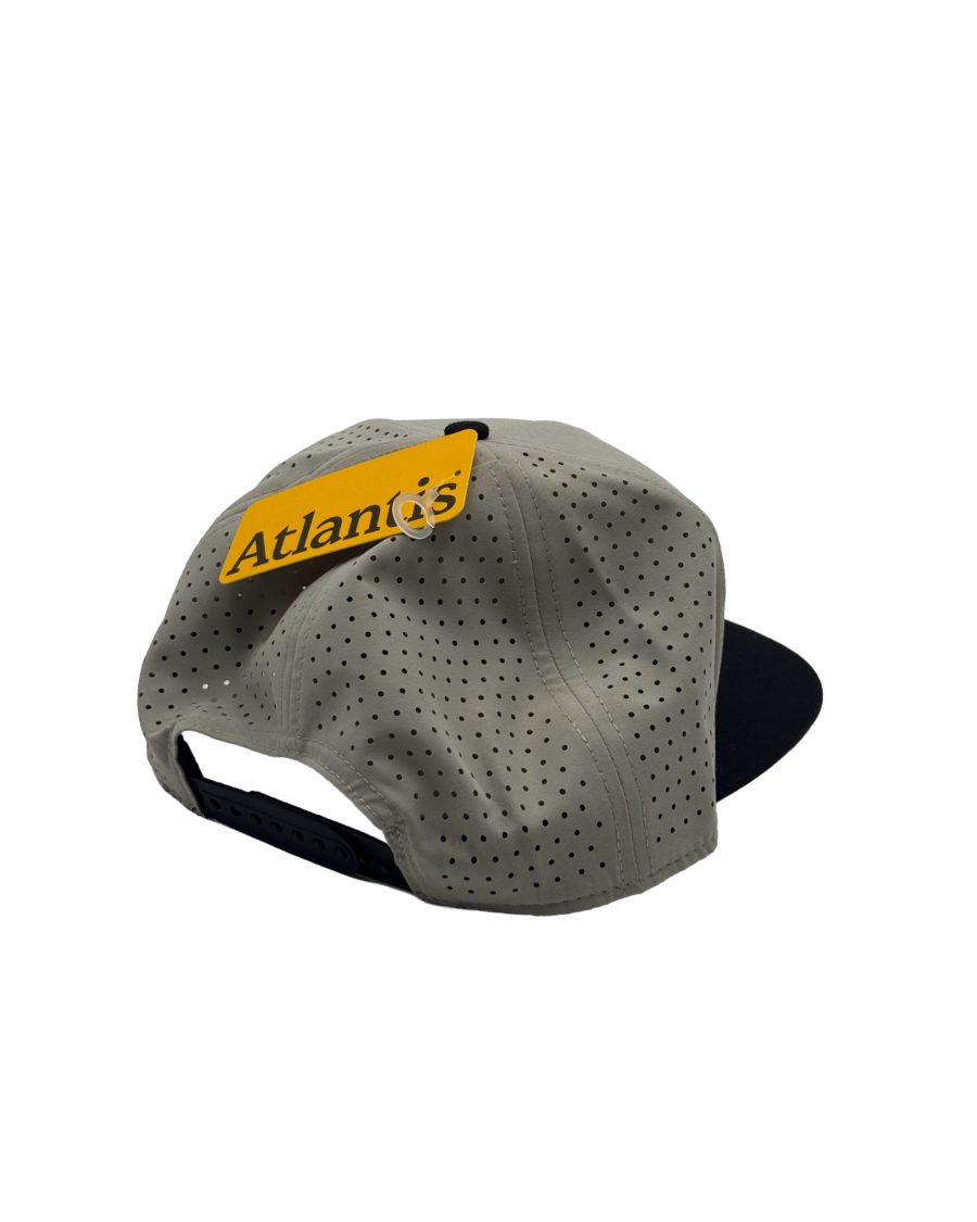 Cappello grigio chiaro con visiera